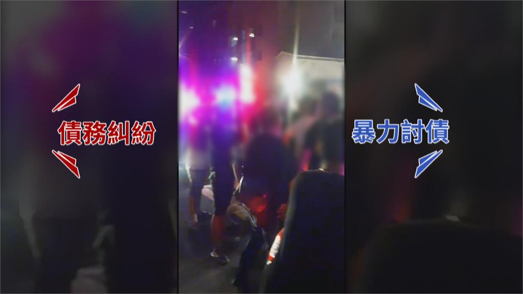 債務糾紛！桃園兩方人馬當街鬥毆　黑衣人隔著員警持續叫囂