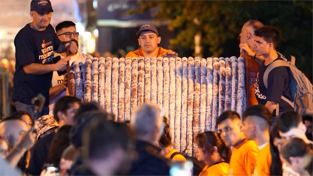 破世界紀錄！　阿根廷公司成功挑戰　1.5公斤肉品製出「近500公尺」莎樂美腸