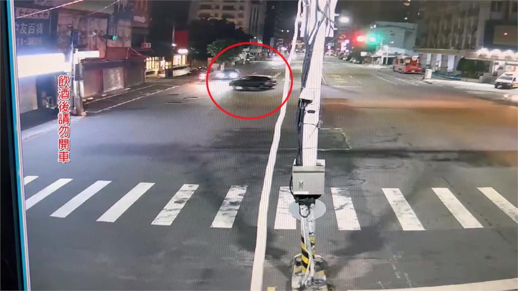餓了嗎?彰化轎車深夜撞進得來速 店員傻眼