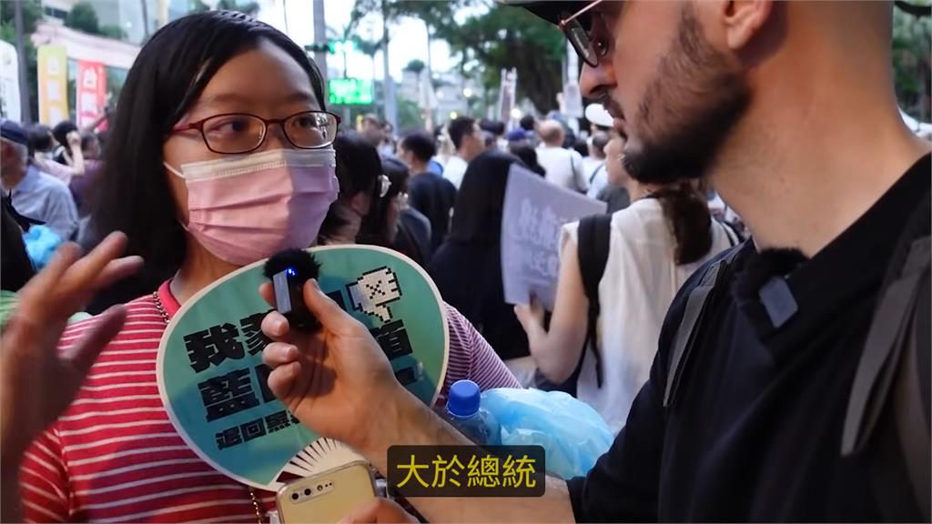 反黑箱、國會擴權!愛台網紅街訪青鳥行動 民眾噴法案都為「中國鋪路」