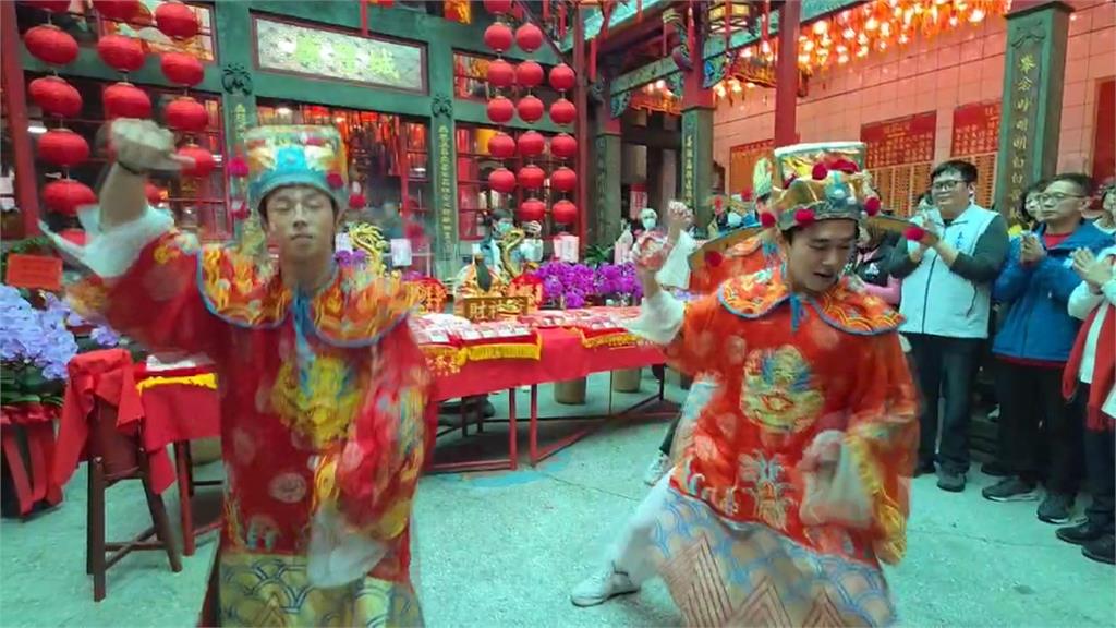 初四迎財神！　旗山財神廟發射「鈔票大砲」引眾人開搶