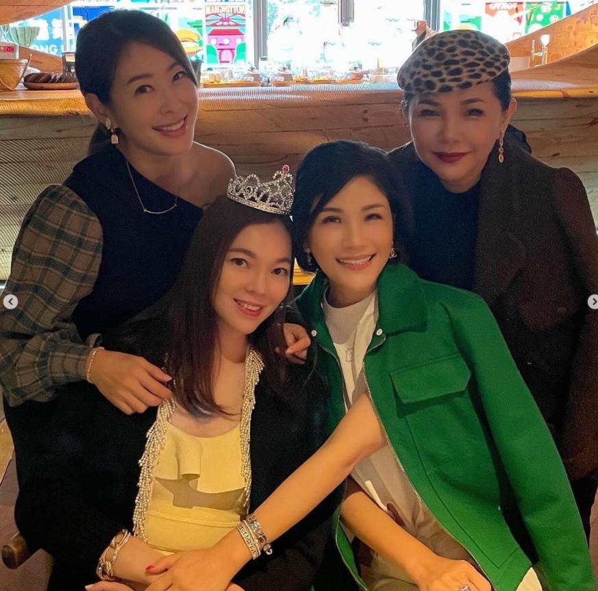 曾馨瑩47歲生日現身「全台灣最難訂餐廳」賈永婕、張清芳陪吃祝壽！