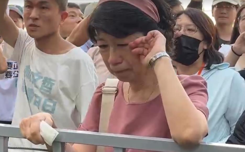 快新聞／陳佩琪哭了！「小草」聚北院外大喊「柯文哲平安健康」　畫面曝光　