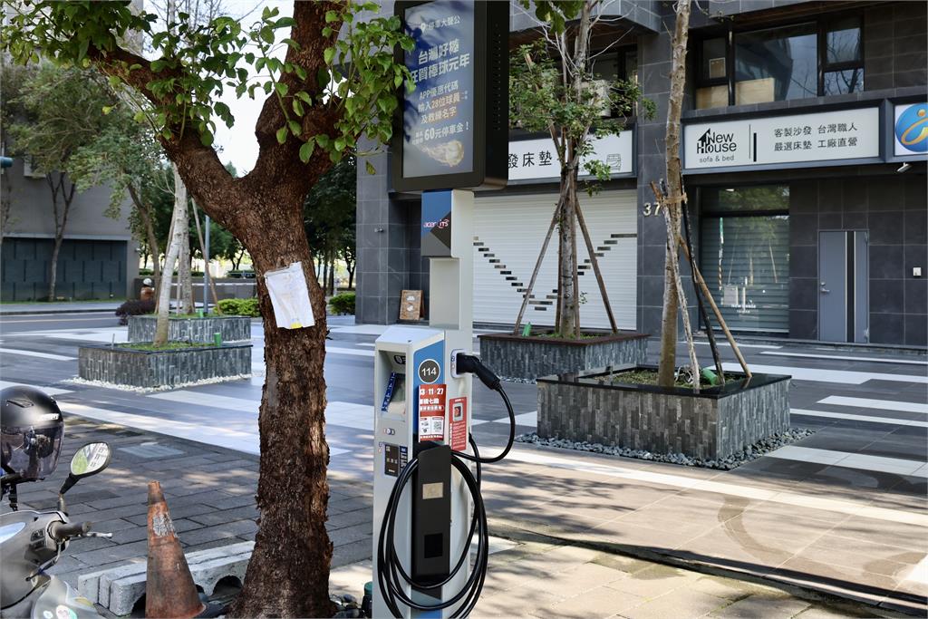 社區爭取首例 黃偉哲:智慧路邊充電停車柱成電動車族福音