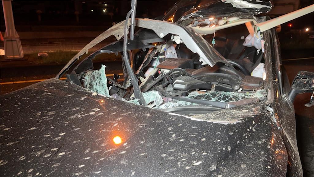 台中17歲少年無照駕駛租車　高速衝撞分隔島5人傷