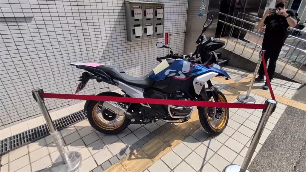 中檢柑仔店開張! 豪車名錶"一字排開" 引百位民眾競標