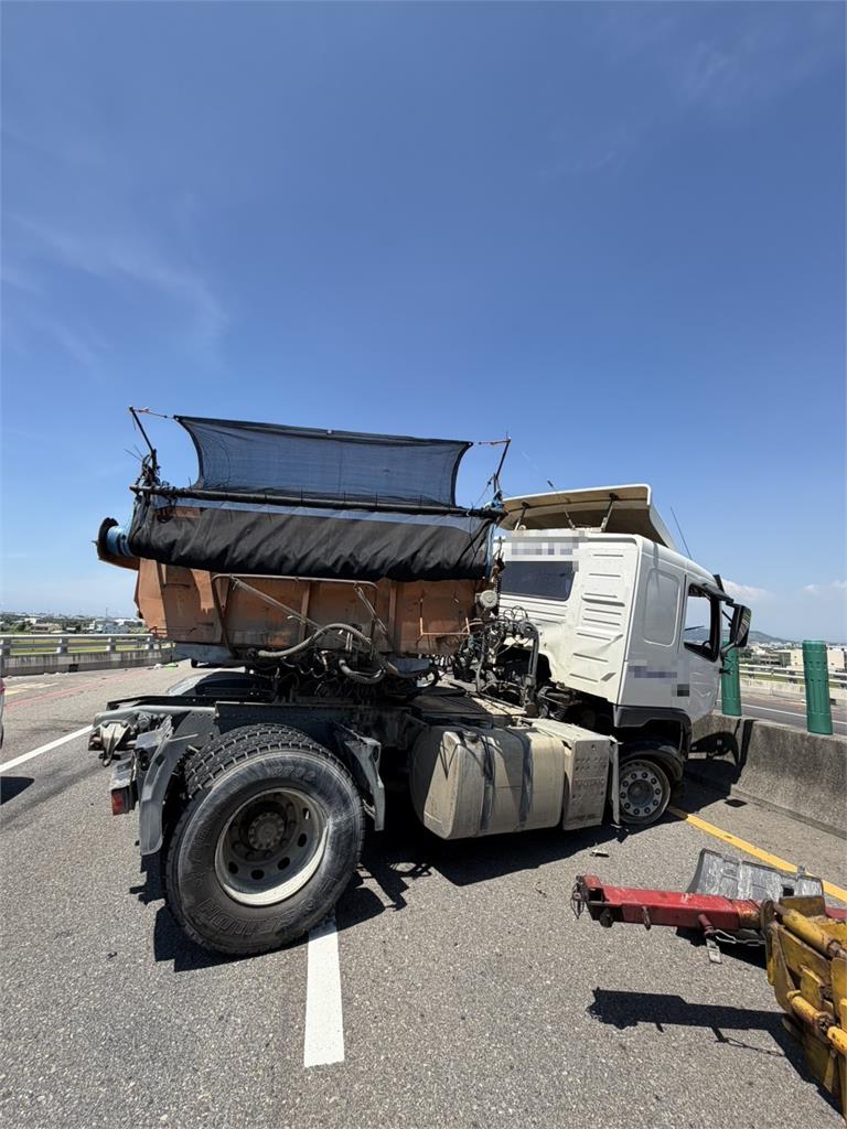 最新／端午悲劇！台61線曳引車自撞分隔島　駕駛噴飛遭「當場輾斃」