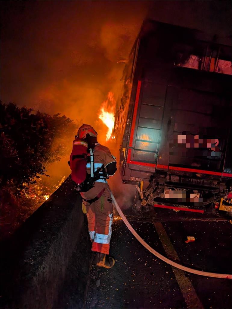 最新／國1苗栗頭份段爆「火燒車」！大貨車燒成火球　車陣回堵1公里