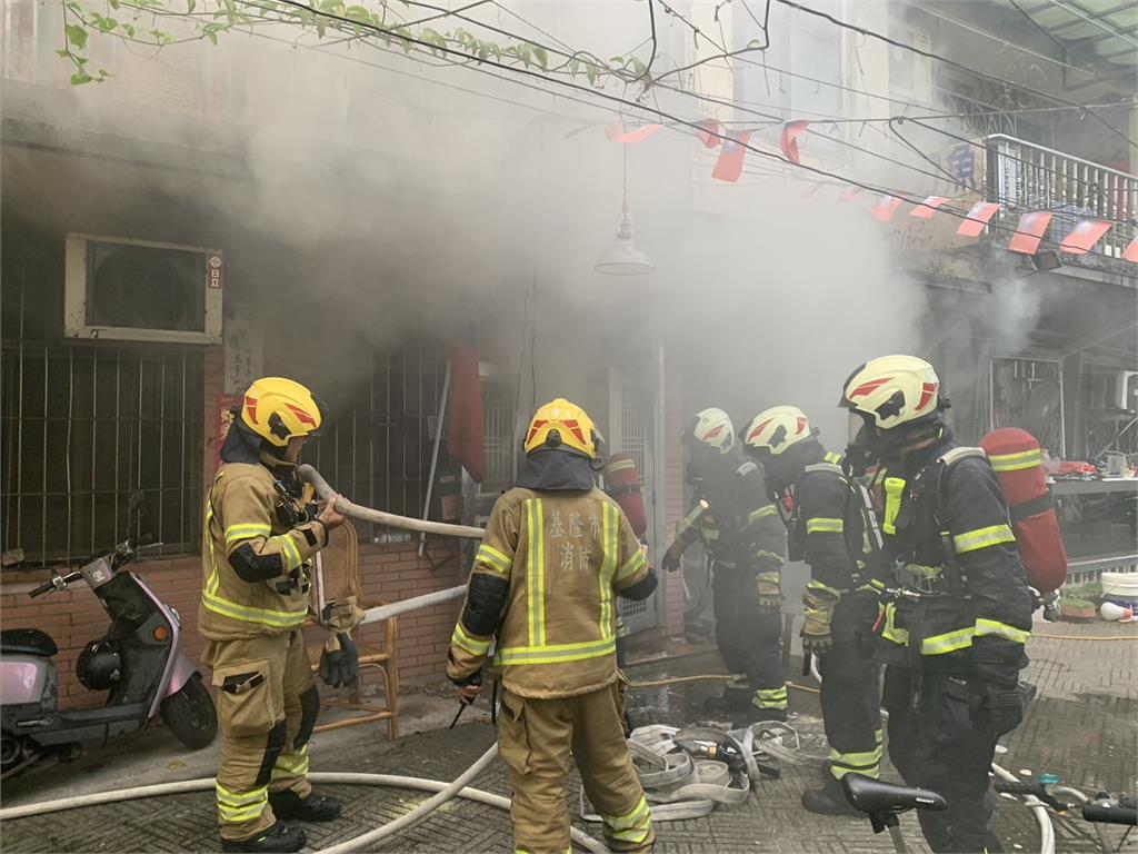 基隆公寓火警竄出大量濃煙　住戶驚逃：煙好大