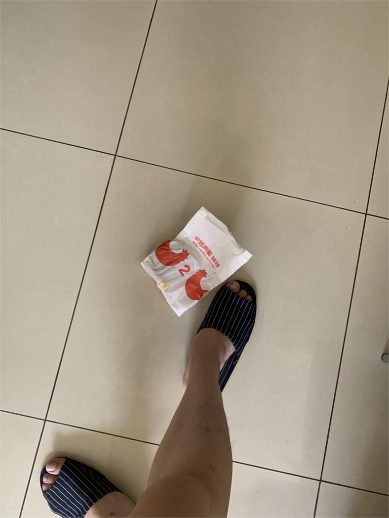 麥脆雞錯了嗎?朋友好心幫買回家 他火大怒拍掉:當我要飯的是不是