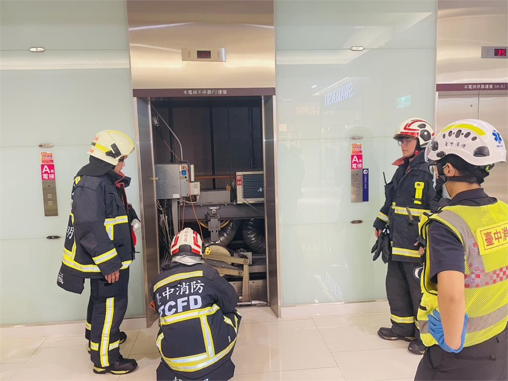 台中大遠百電梯受困驚魂! 19人困電梯 踩椅子脫困