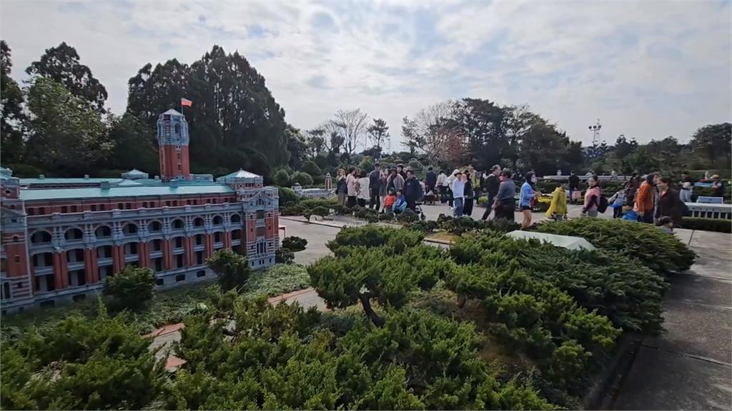 小人國亂象多！　小朋友闖迷你模型禁區、趴建築　遊客看傻眼