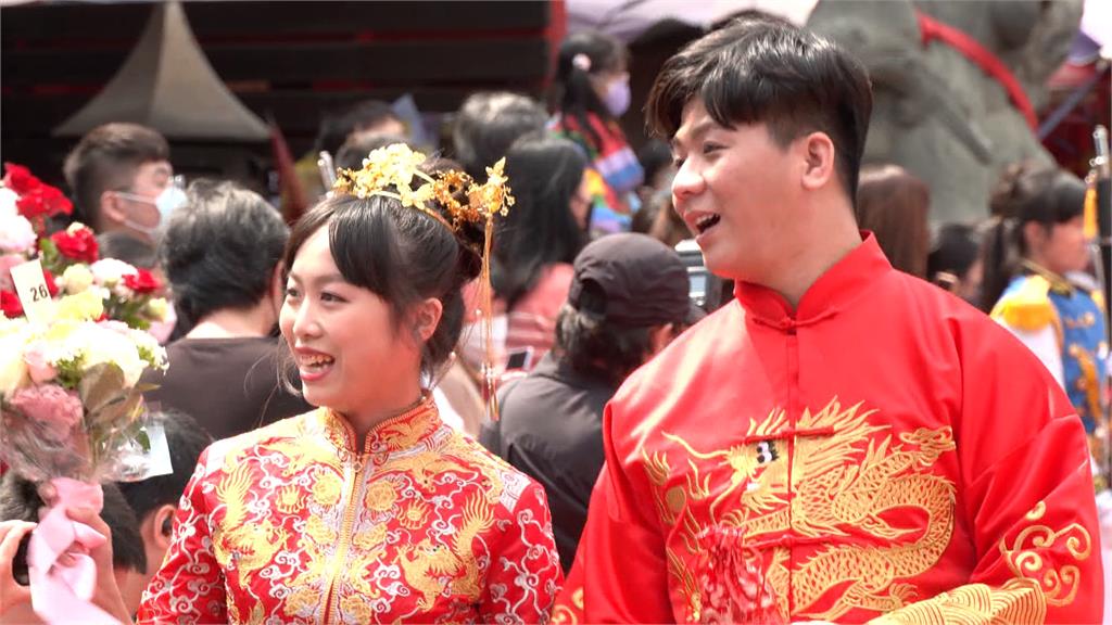 大甲媽嫁女兒集團婚禮 顏清標獻祝福籲增產報國