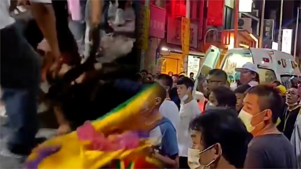 出事了!淡水清水祖師遶境 舞獅男「10公尺高墜下」信眾嚇傻