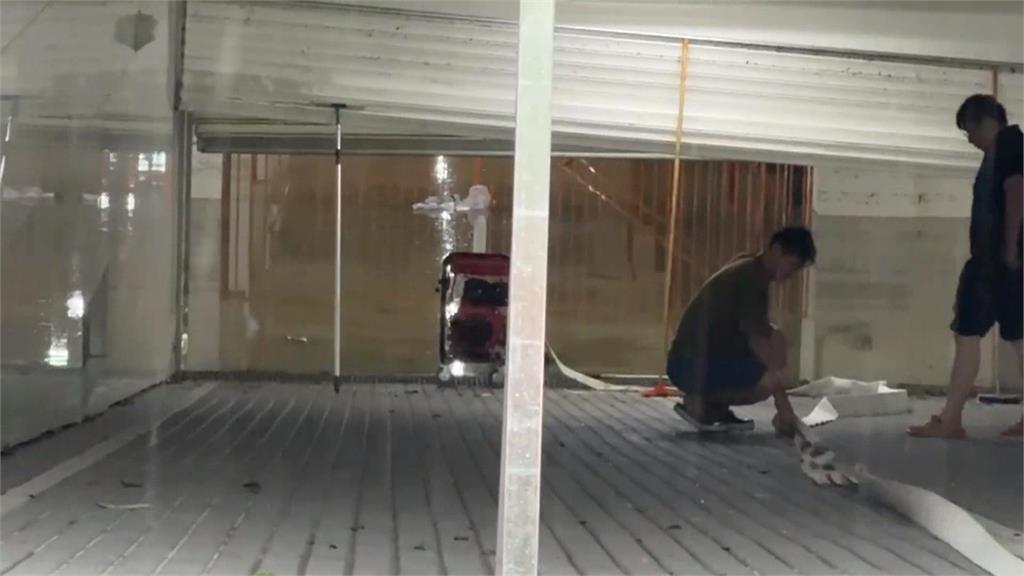 高雄鼓山又淹！道路變奶茶池　開車像開船還有車拋錨
