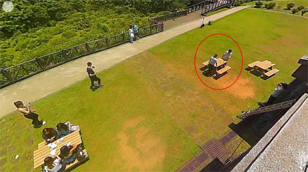 擎天崗「野戰地標」消失了！陽管處派人狠搬「激戰桌」網見畫面崩潰：景點被毀