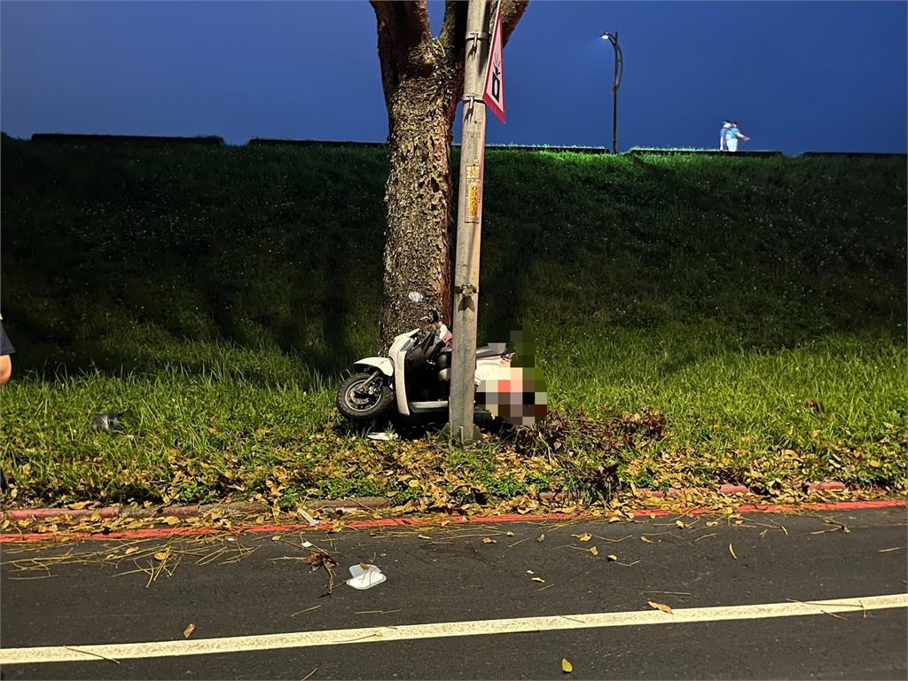 快新聞/機車失控釀憾事!板橋騎士突自撞燈桿 送醫急救仍不治