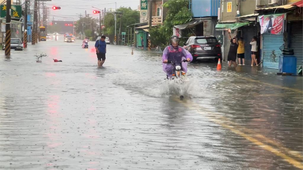 雨彈狂炸!高雄嘉興里淹水成災 數百米馬路成漂漂河