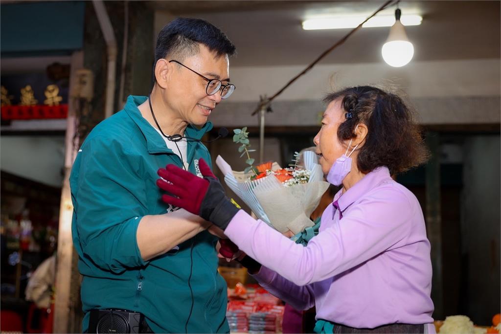 賴瑞隆至小港二苓市場掃街　民眾自發送花加油打氣 