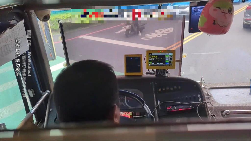 誇張！公車司機開車邊看影片　客運業者：將進行懲處