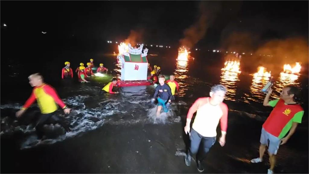 基隆中元祭爆人潮 交通疏運出包 遊客慘被放生趕不上車