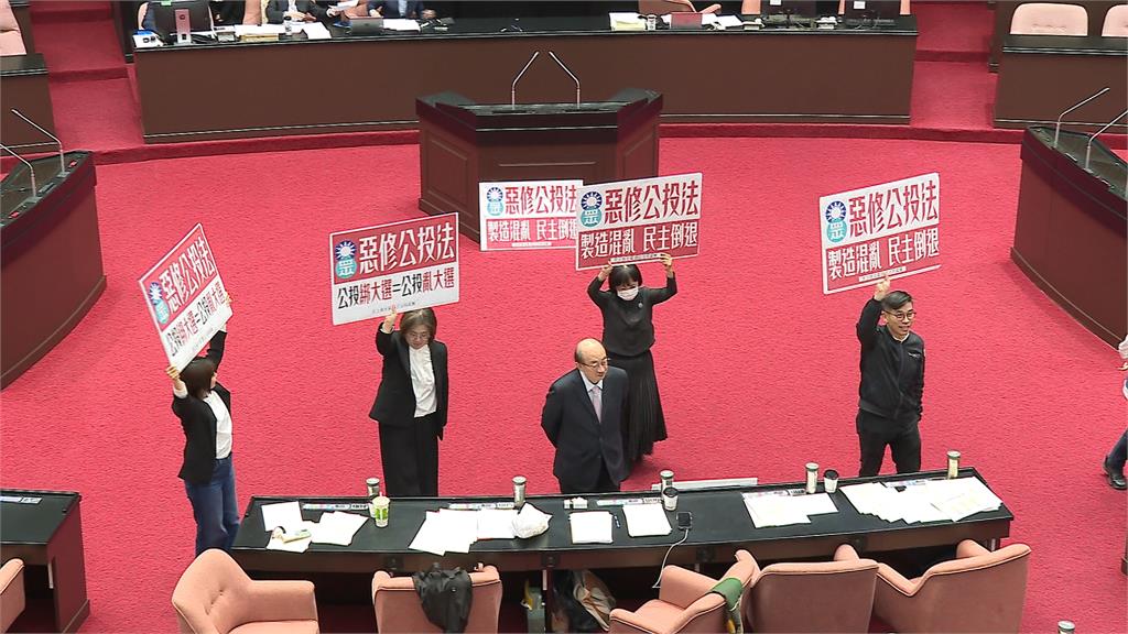 藍白強推!公投綁大選三讀通過 「邊開票邊投票」亂象恐再現