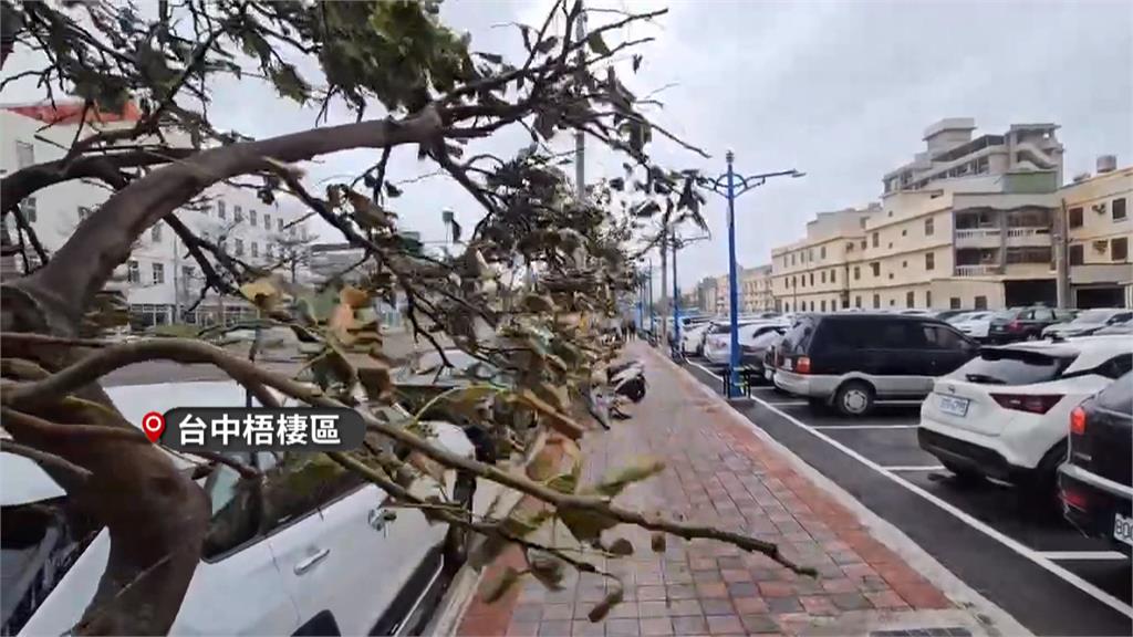 康芮來襲！　台中海線颳11級強風　行人險被吹走