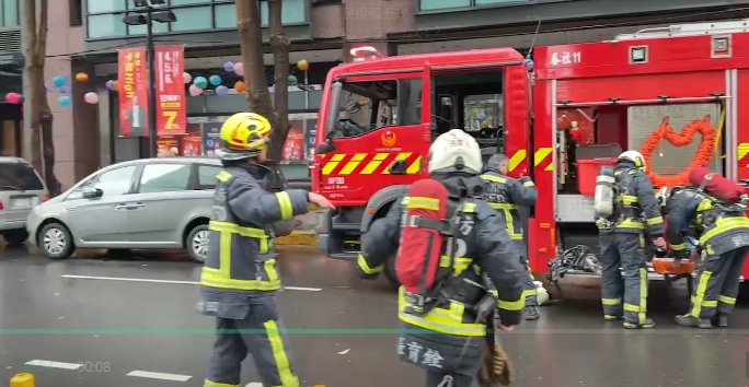 台中新光三越氣爆!「12樓疑4人被炸飛、1女無呼吸心跳…警消緊急疏散