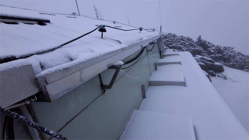 快新聞／玉山積雪今晨已達5公分　銀白美景如夢似幻