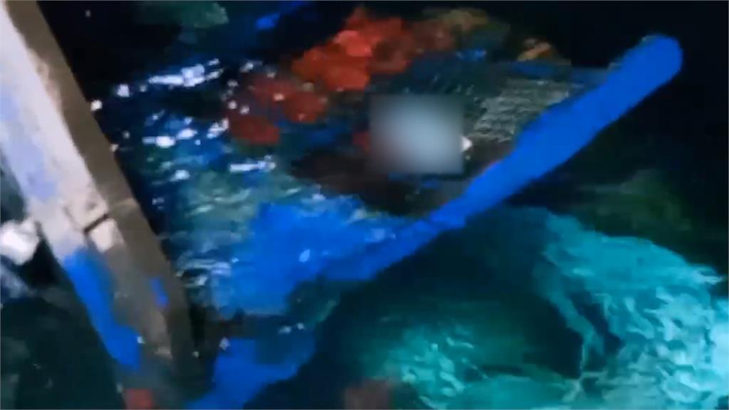 故障?工程車滑入魚港 車頭直直插水中