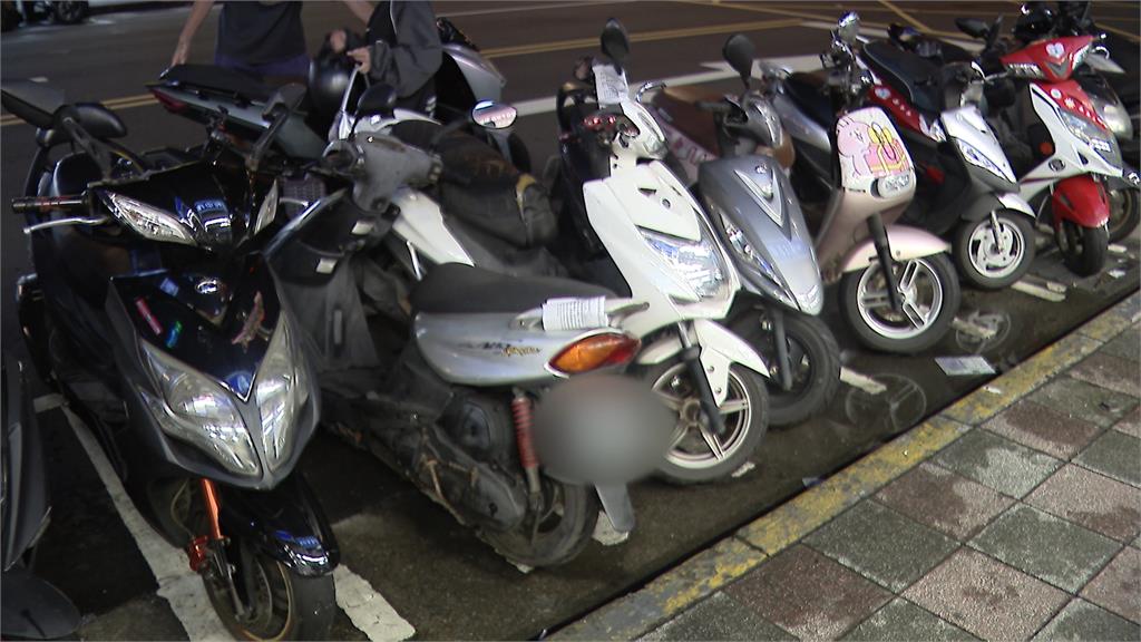 高齡駕駛又釀禍!7旬翁失控暴衝連撞16車 1婦人遭波及