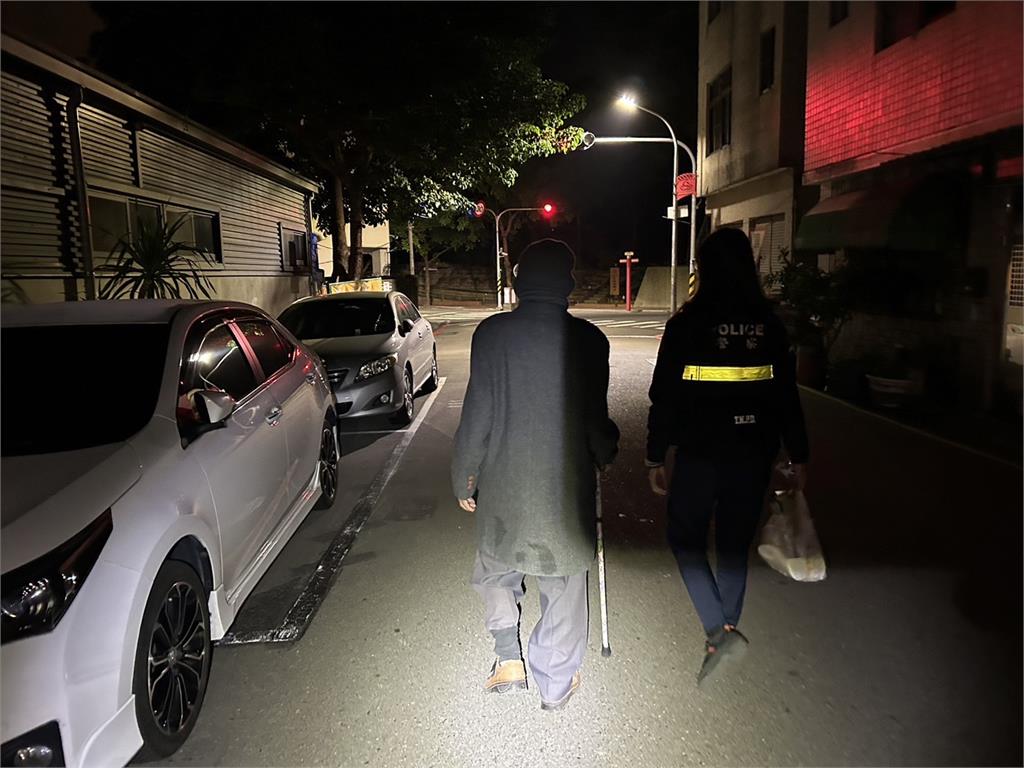 9旬翁跨年迷路搭上警車 員警「改行代駕」騎三輪車曝光背後洋蔥