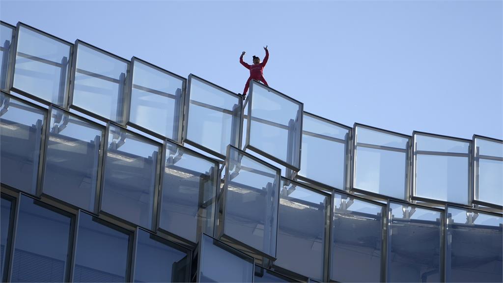 法國蜘蛛人再次出擊爬高樓　抗議政府提高退休年齡
