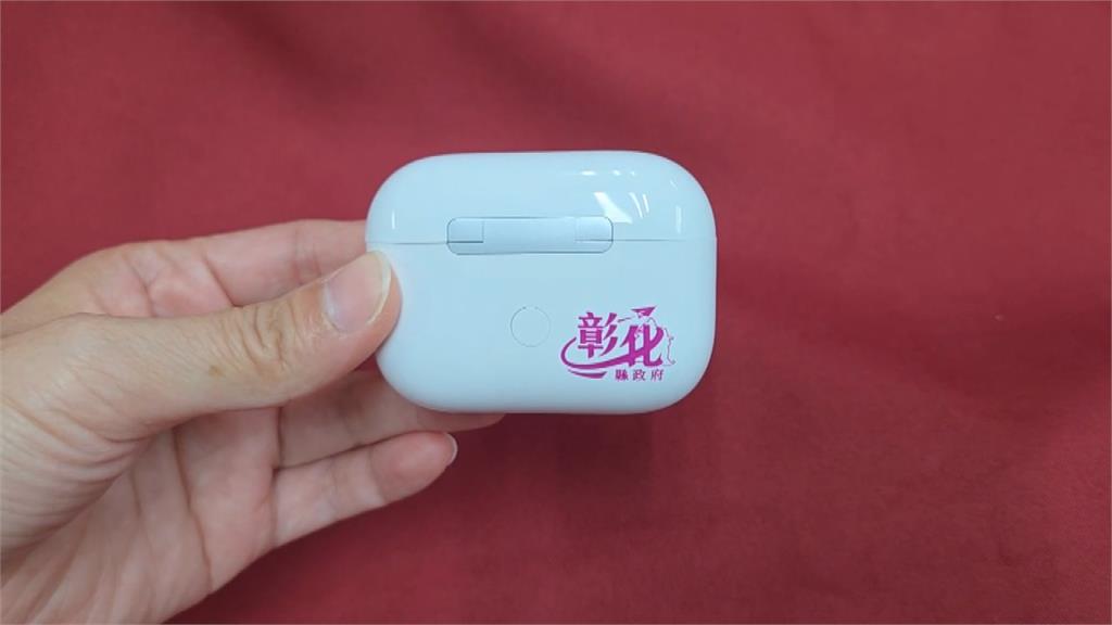彰化縣畢典縣長獎品落漆? 學生開箱藍芽耳機「音效差很大」
