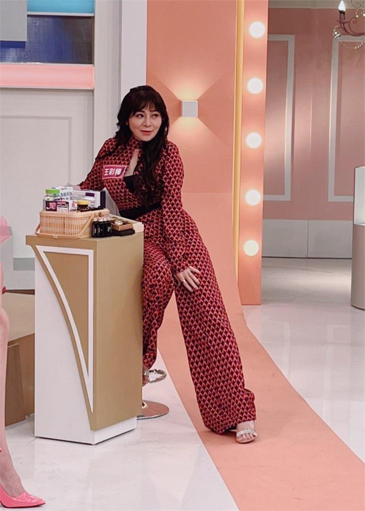 《姊妹靚起來》第一位來賓黃臉婆代表!搞笑天后王彩樺舉起「腋下」要梁赫群聞有沒有大嬸味