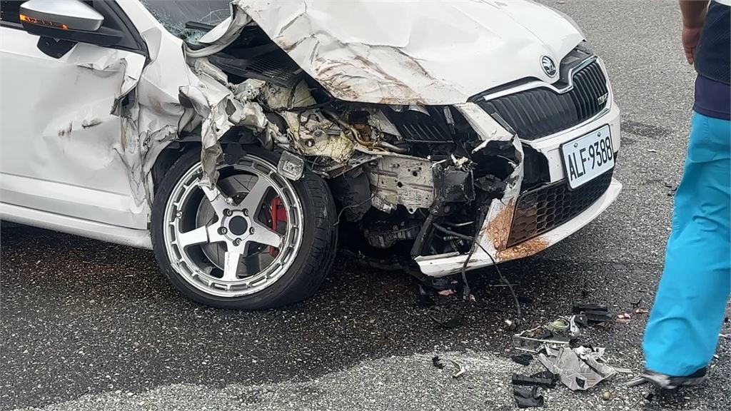 花蓮台11線遊覽車迴轉遭撞　轎車被彈飛到對向冒白煙