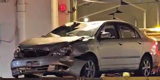 貪快釀禍!基隆轎車闖紅燈 撞飛機車、波及路邊店家