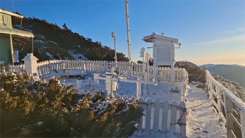 快新聞／超冷！玉山再降皚皚白雪　絕美景色曝光了