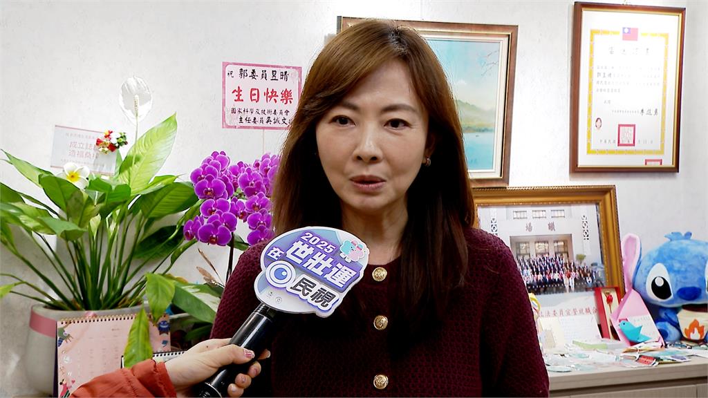 亞亞返中首露面　稱兒讓同學「自認中國人」　網酸：向中國表忠？