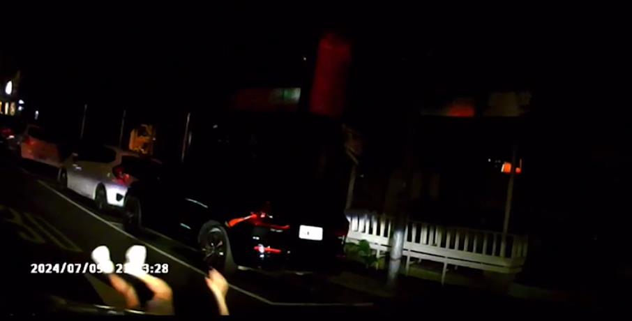 快新聞/賴士葆行車記錄器影片曝! 轉彎疑「未減速」2人遭撞倒四腳朝天