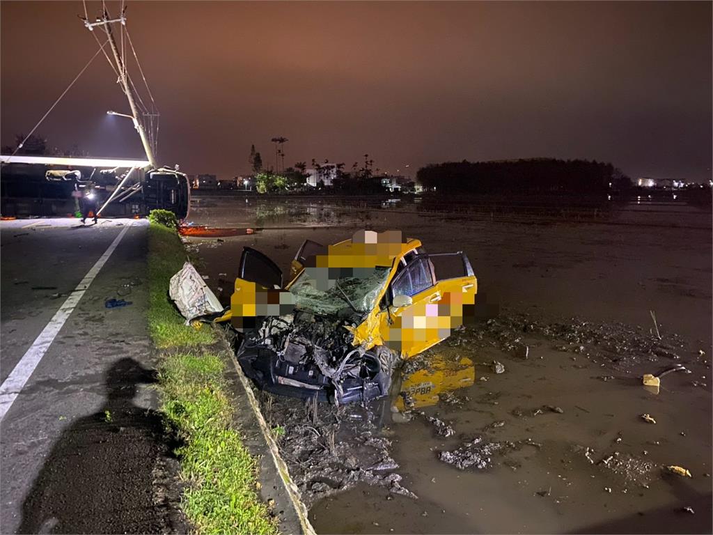 宜蘭鄉間道路對撞車禍幸4人僅輕傷 小黃車頭全毀衝進田、貨車橫躺路中央