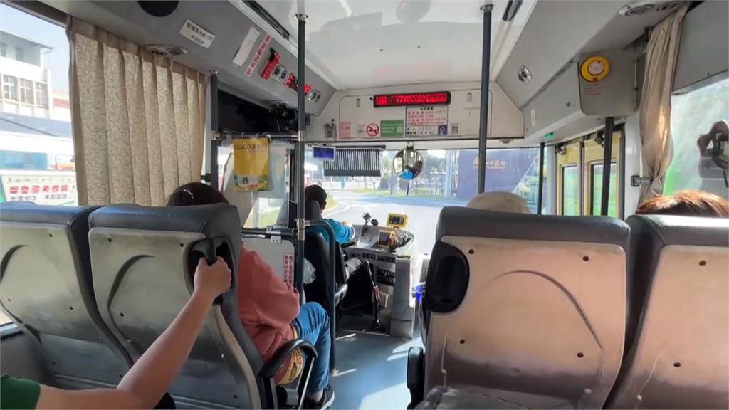 誇張！公車司機開車邊看影片　客運業者：將進行懲處