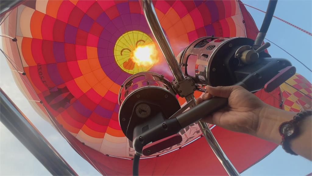 高雄愛月熱氣球移師愛河 巨大高雄熊升空點綴藍天