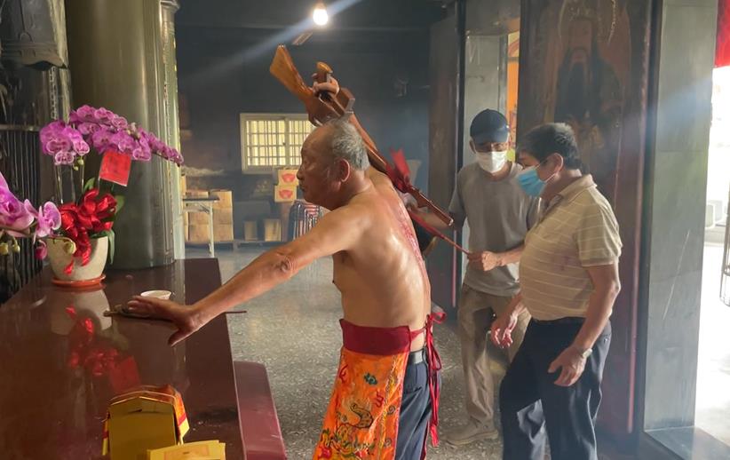 狼牙棒弱掉了?乩身法器升級 持桃木「步槍」挺進廟宇