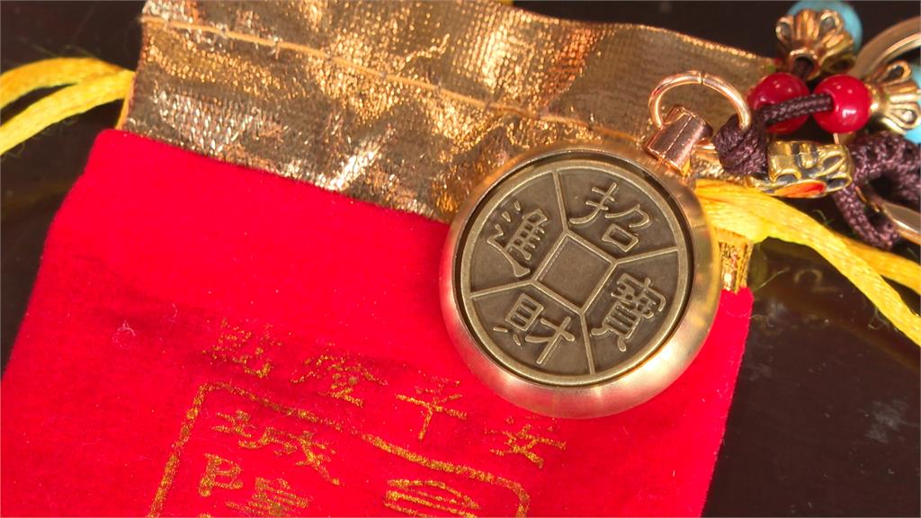 台北府城隍廟初四迎財神! 發限量福袋大排長龍