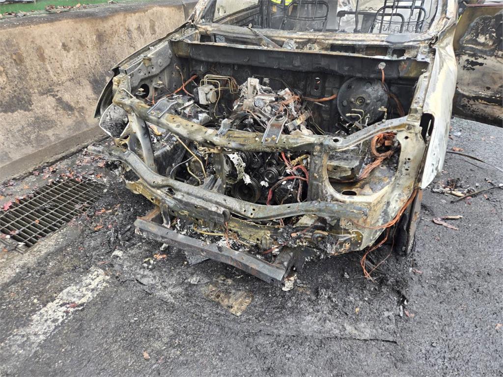 最新／國1南向五股入口匝道火燒車　車流回堵至平面道路