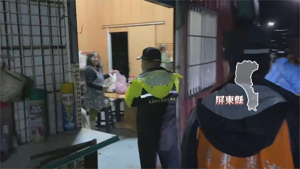 雨炸屏東來義鄉 山坡土石崩落宛如瀑布