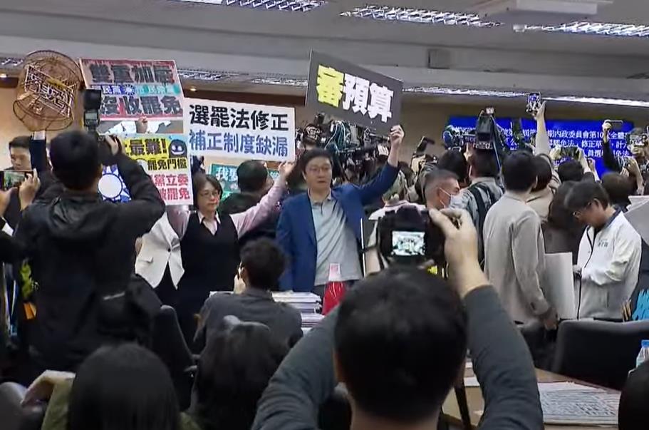 快新聞/為選罷法爆衝突!綠營女立委團團包圍林思銘 王美惠疑遭出手推倒