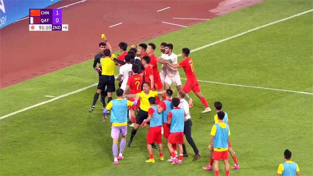 亞運意外！寮國棒球慶祝壓傷隊友　中國、卡達足球「清空板凳」爆推擠