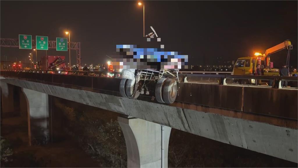 國三死亡車禍!聯結車車頭墜十公尺橋下 駕駛拋飛亡